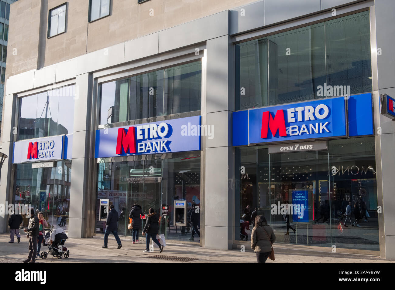 Nouvelle succursale de banque métro High Street, dans le centre-ville de Birmingham. High Street retail banking. Banque D'Images