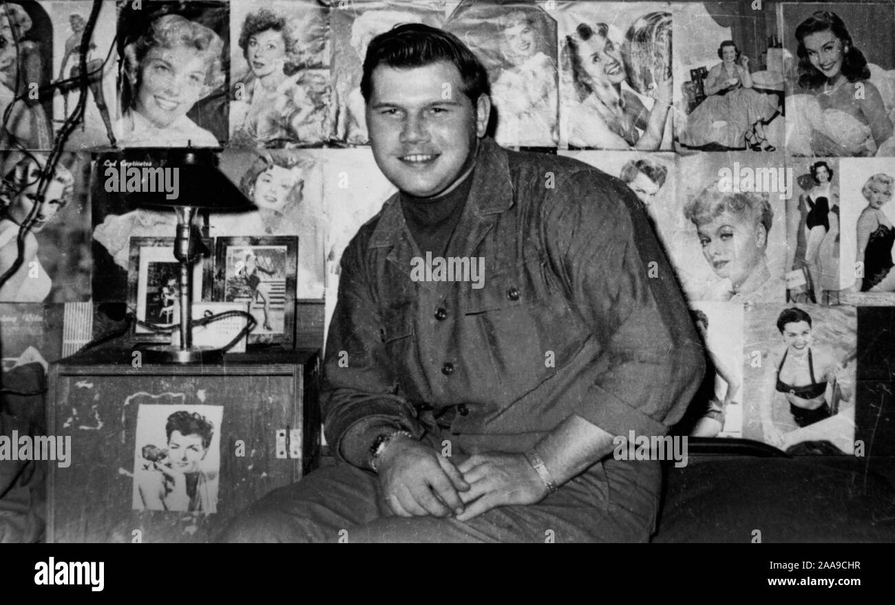 Des soldats américains en avant de certains pinup girl photos dans leur caserne durant la guerre de Corée, ca. 1953. Banque D'Images