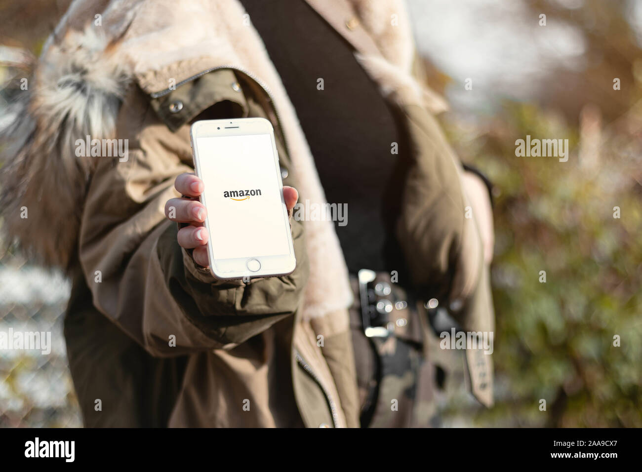 16. Novembre 2019, Schwäbisch Gmünd, Allemagne : un téléphone dans les mains. Amazon logo sur l'écran du téléphone cellulaire Banque D'Images