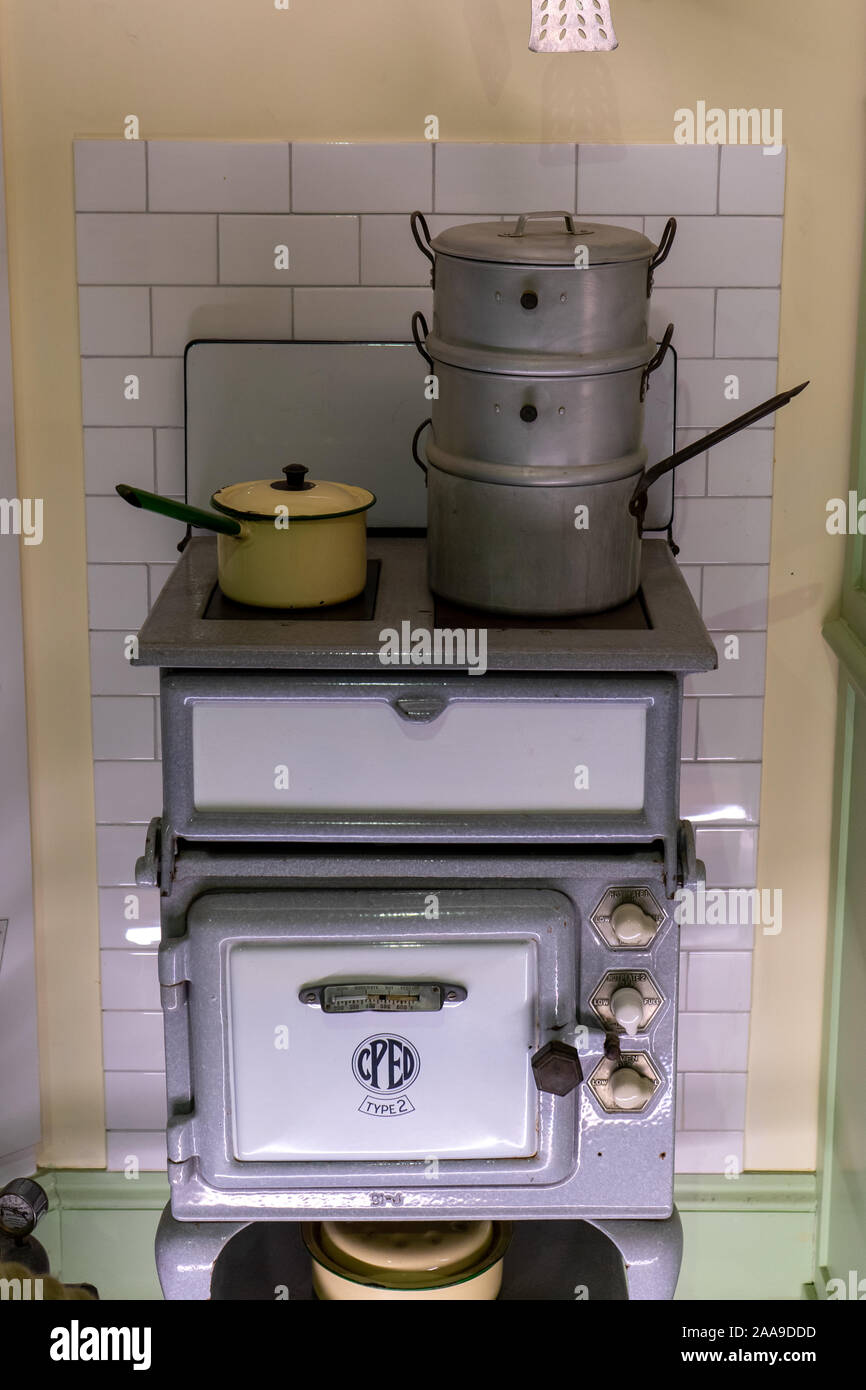Un brûleur dans un cuiseur vintage des années 60, cuisine américaine avec pots en métal sur les plaques de cuisson Banque D'Images
