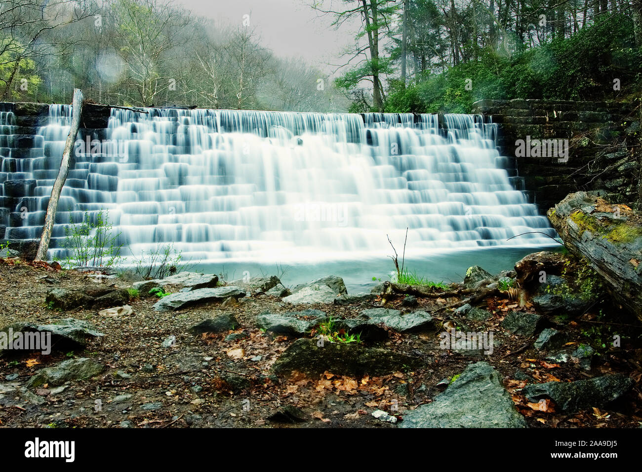 Scène d'hiver de l'Otter Falls en hiver tandis que plu Banque D'Images