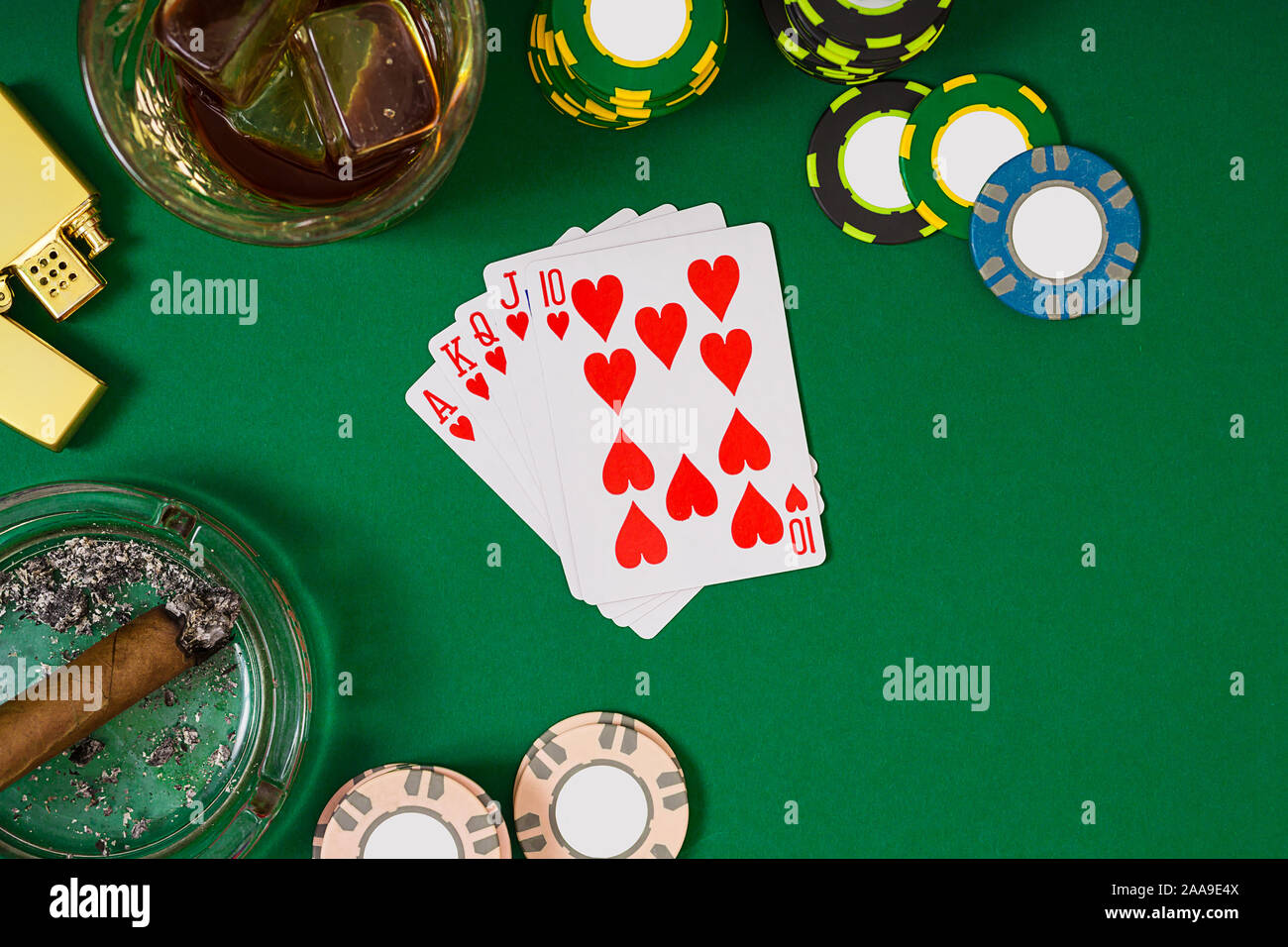 Mis à jouer au poker avec des cartes et des jetons sur le tableau vert. Vue  du dessus avec copie espace. Modèle de page maquette de mise en page pour  casino en