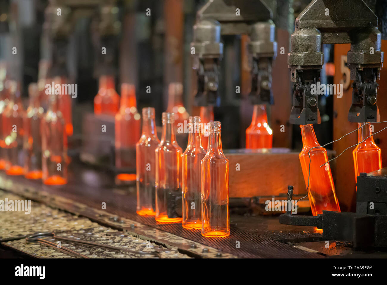 Glassworks. L'industrie du verre. Le procédé de fabrication de bouteilles  en verre en fusion.les contenants de verre chaud sur la courroie du  convoyeur Photo Stock - Alamy