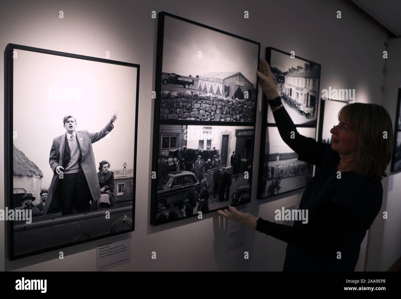 Images par Robert Cresswell, l'anthropologue américain basé à Paris, dont un candidat du Sinn Fein, Murchadh Mac Ualtair porte pendant la campagne électorale (à gauche) avant l'ouverture de l'Irlande en bref : photographier les années 1950, une exposition de photographies qui ont été montré rarement prises autour de l'Irlande dans les années 1950, au Musée National d'Irlande à Dublin. Banque D'Images