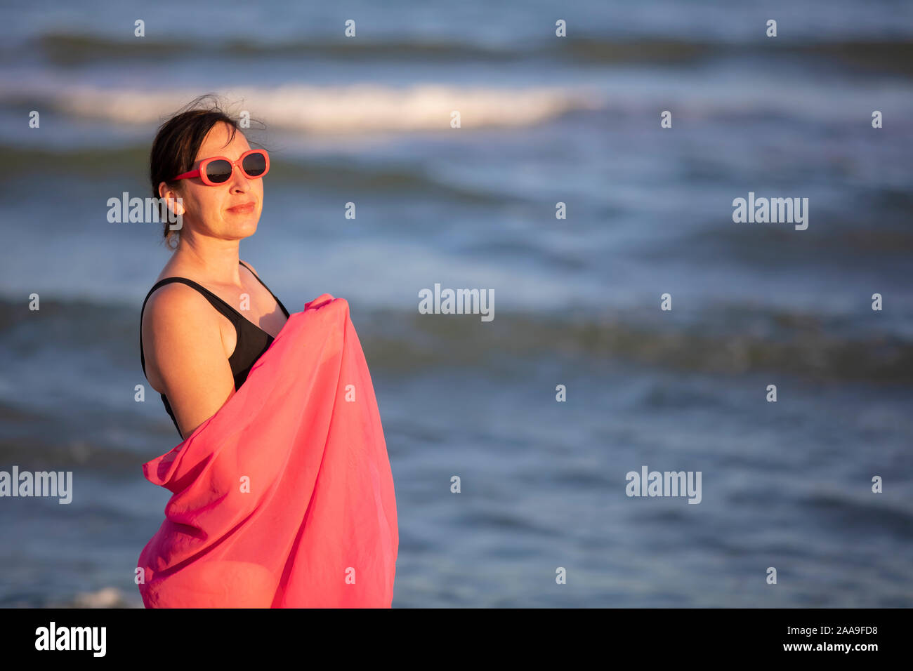 Femme heureuse à la mer. Femme âgée dans un maillot de bain. Vacances d'été sur la plage. Banque D'Images