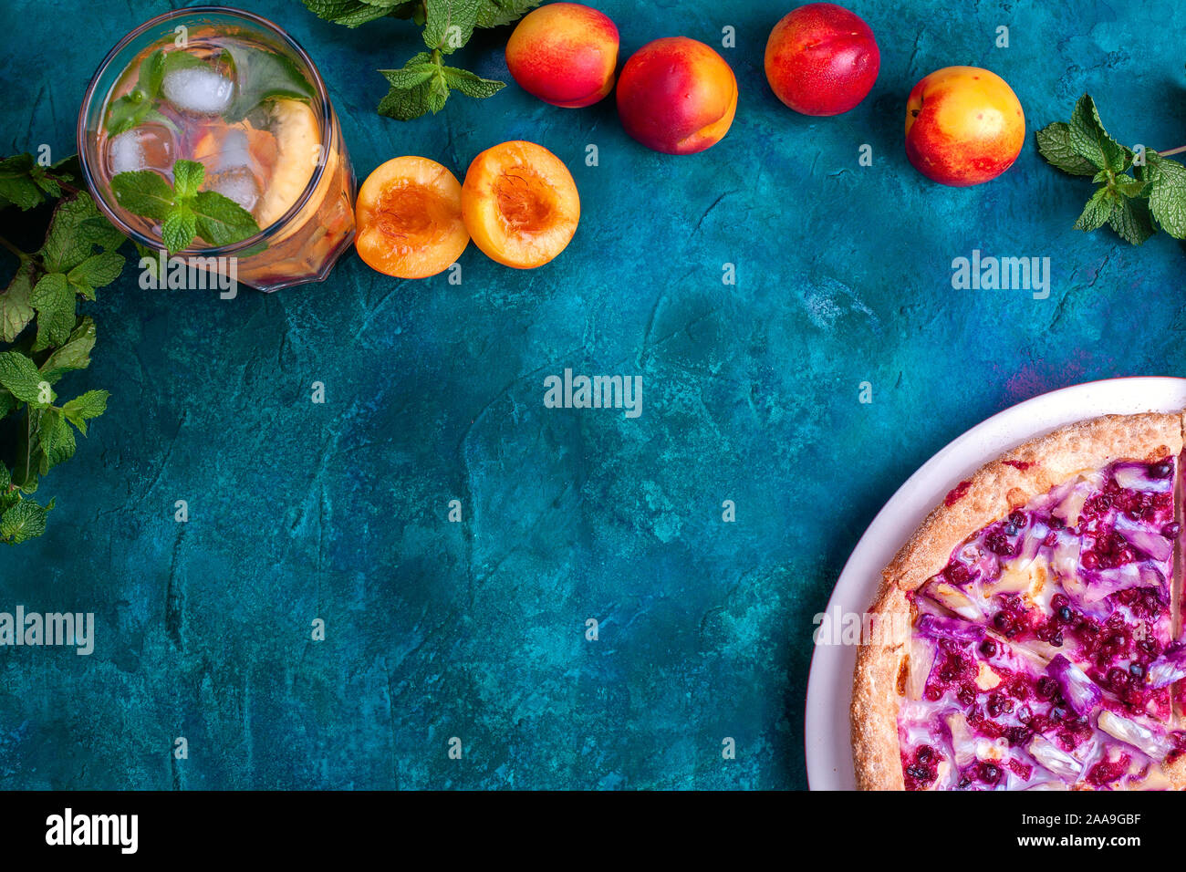 Sweet Fruit pizza avec limonade nectarine Banque D'Images