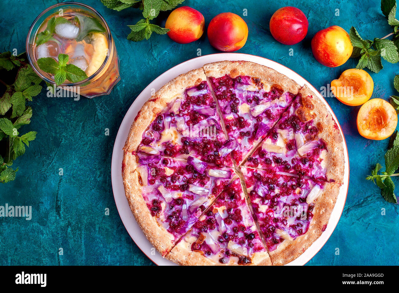 Sweet Fruit pizza avec limonade nectarine Banque D'Images