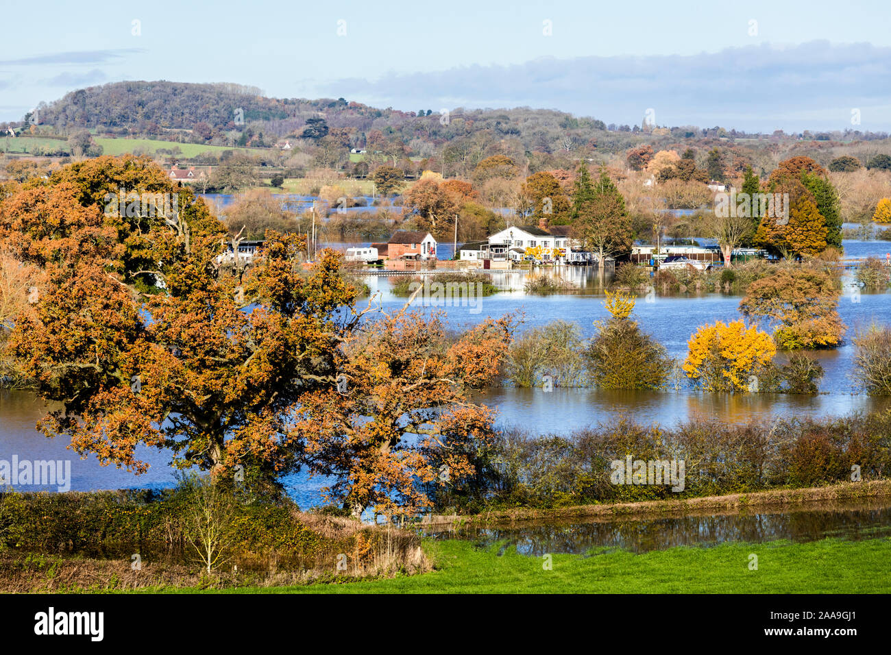 Yew Tree Inn entouré par l'eau de l'inondation de la rivière Severn champs de remplissage autour du village de Vale Severn Chaceley, Gloucestershire UK 18/11/2019 Banque D'Images