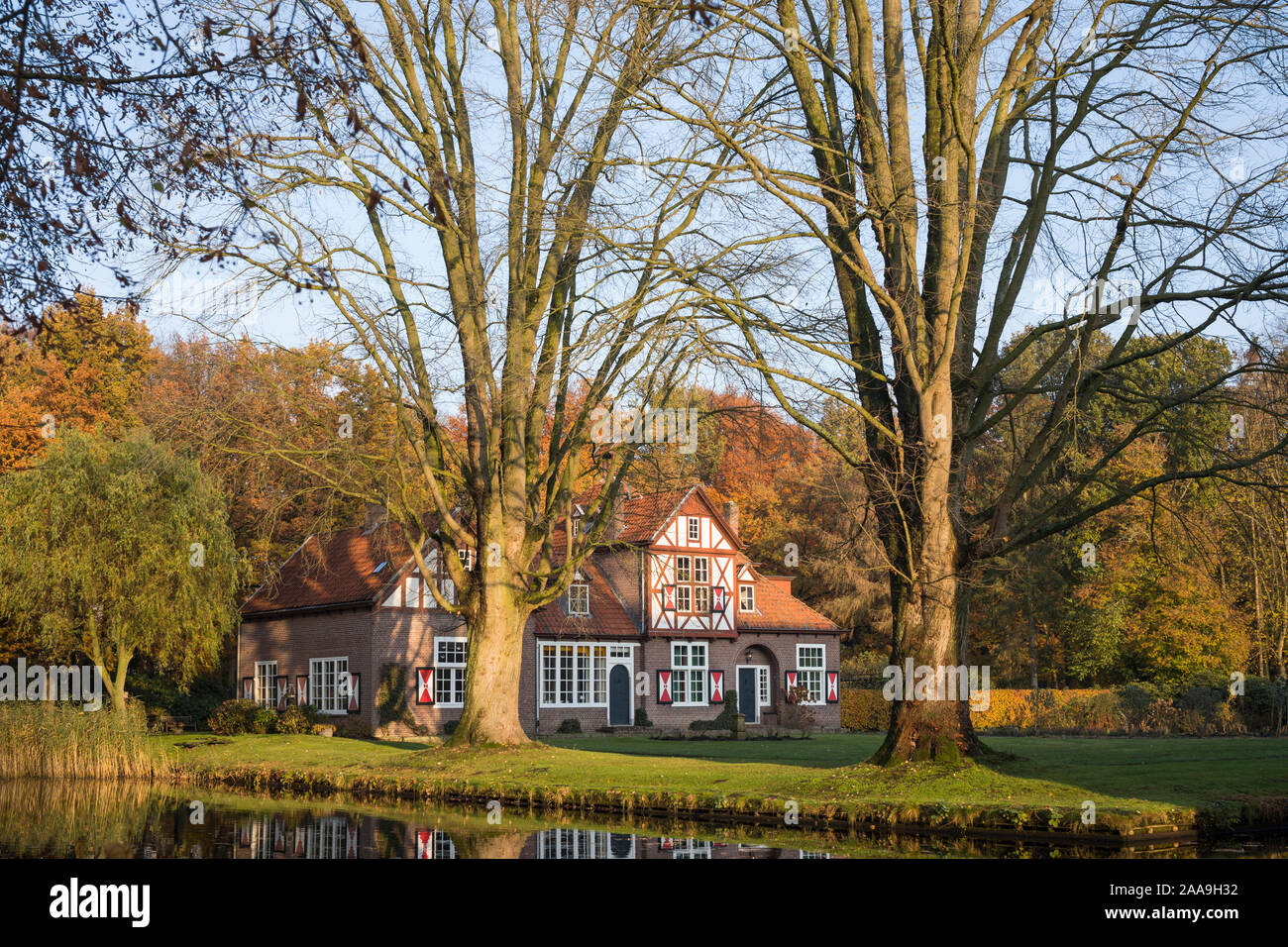 Belle maison de campagne avec volets le long des douves du château de Heeze aux pays-Bas Banque D'Images