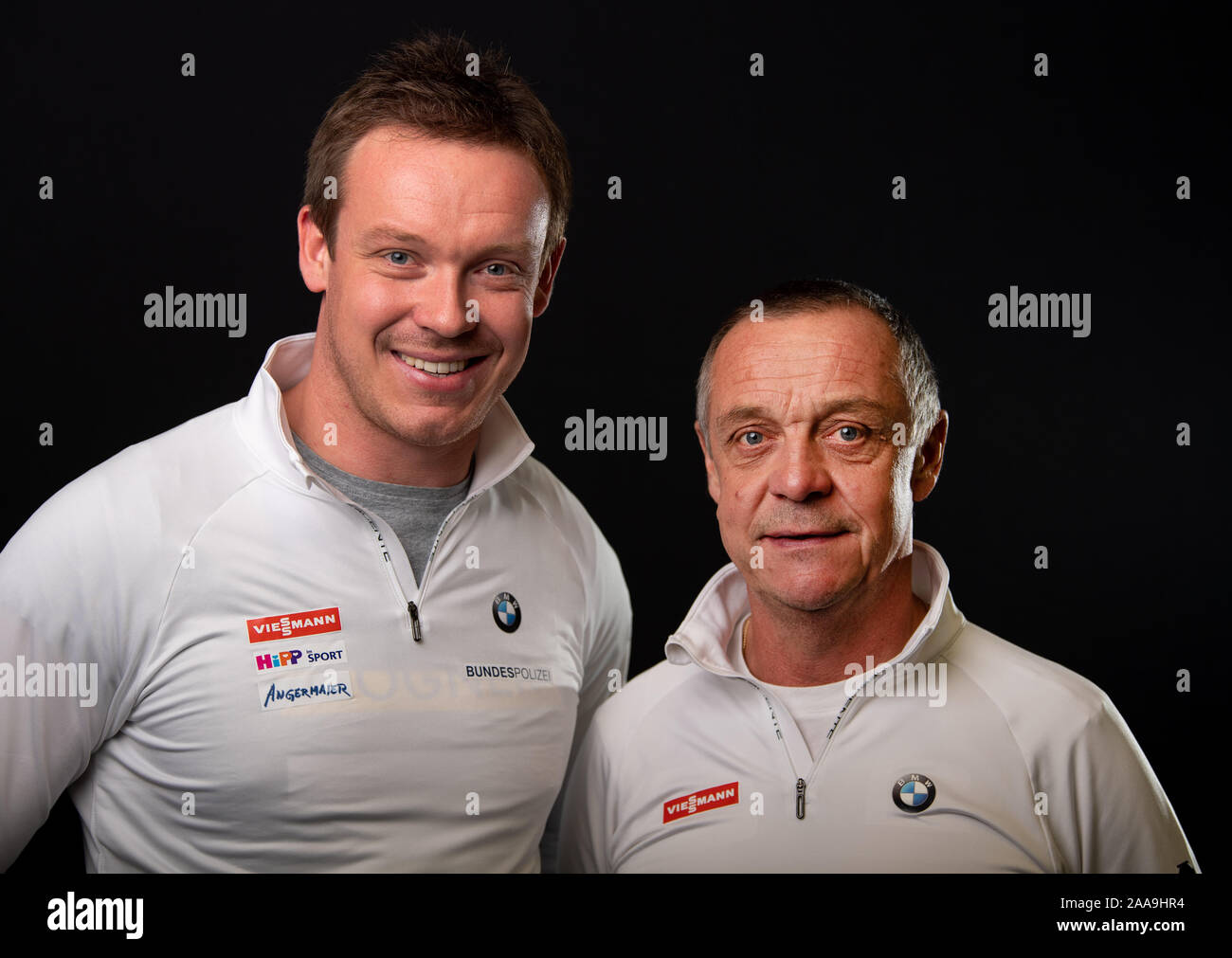 Dresde, Allemagne. 19 Nov, 2019. L'athlète de luge Felix Loch (r) et son père Norbert Loch, luge, entraîneur national seront présents à la conférence de presse d'ouverture de la luge et bobsleigh allemande de Russie (BSD) dans la direction de BMW avant le début de la saison. Crédit : Robert Michael/dpa-Zentralbild/dpa/Alamy Live News Banque D'Images