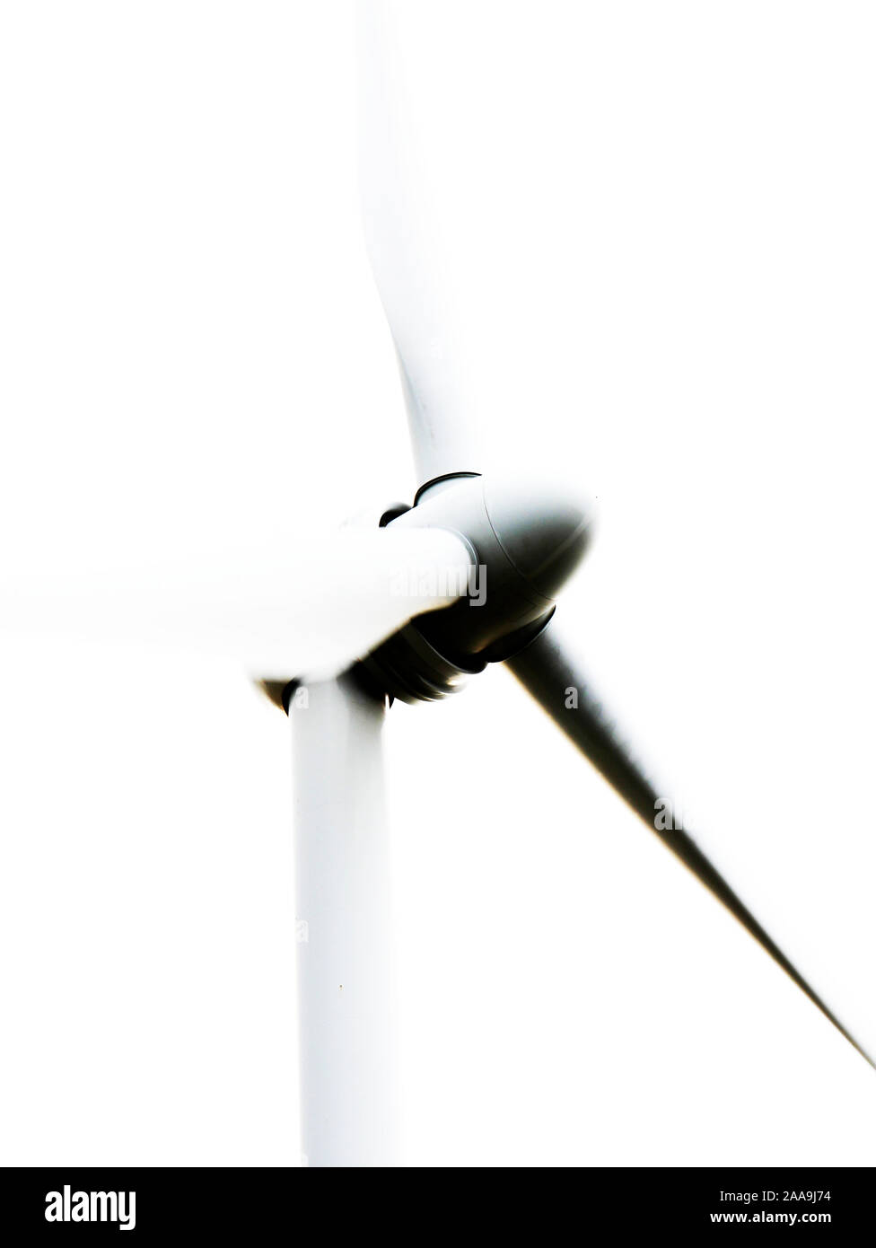 Close up de la pointe avant et des pales d'une éolienne. Résumé très blanche, et avec un sens de circulation et l'aliénation. Banque D'Images