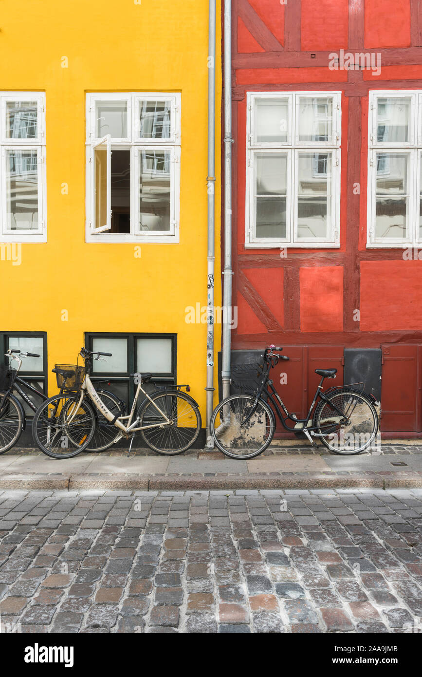 Ville cyclable de Copenhague, vue sur les vélos garés contre des bâtiments colorés dans une rue dans le quartier de la vieille ville du centre de Copenhague, Danemark. Banque D'Images