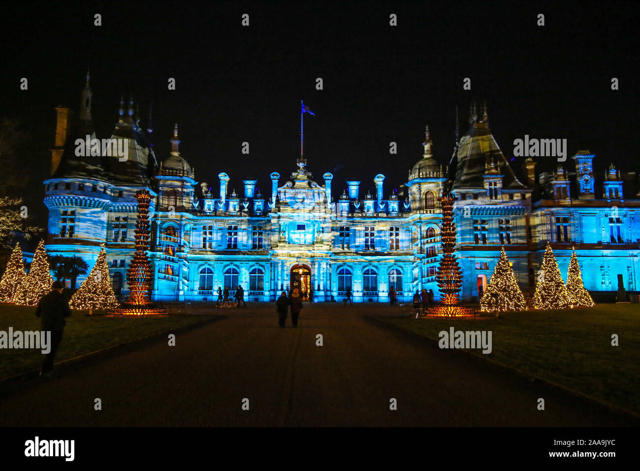 Aylesbury, Buckinghamshire UK 20 novembre 2019 Waddesdon Manor, une maison de campagne dans le village de Waddesdon, construit dans le style néo Renaissance d'un château français, par le Baron de Rothschild, Noël, cette année, explorer le monde de la musique.du crépuscule, les motifs prennent vie grâce à un sentier de lumière autour de la Volière ludique qui combine la couleur, le son et le mouvement. La façade du manoir était baigné de lumière.Paul/Quezada-Neiman Alamy Live News Banque D'Images