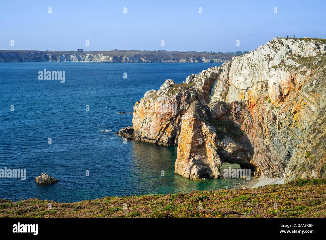 Arche naturelle en falaise le long de la mer d'Iroise à la pointe de Dinan, Cap de la Chèvre sur la presqu'île de Crozon, Finistère, Bretagne, France Banque D'Images