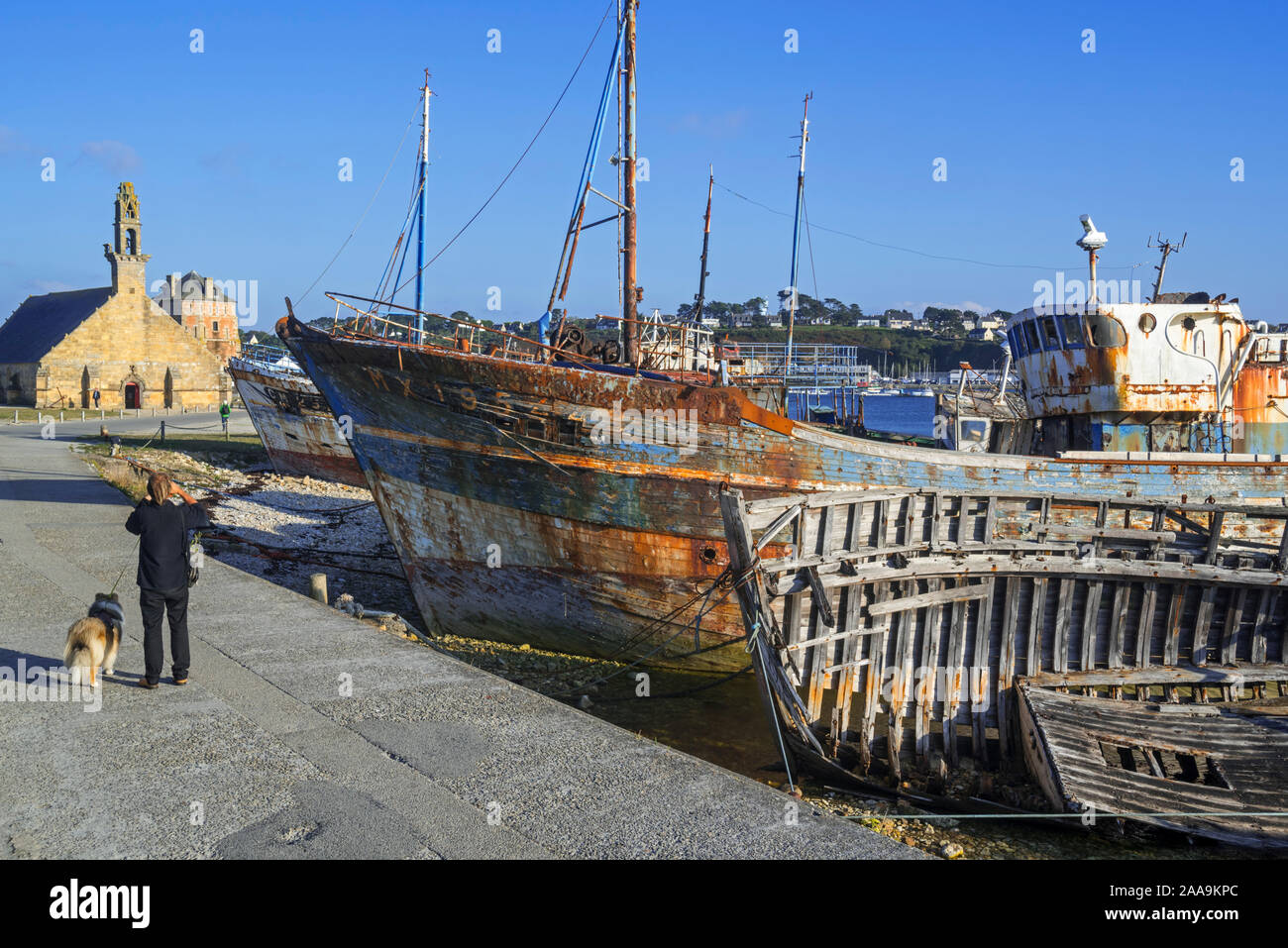 Visite touristique de l'ancien chalutier en bois d'épaves de bateaux de pêche au homard / bateaux dans le port - port de Camaret-sur-Mer, Finistère, Bretagne, France Banque D'Images