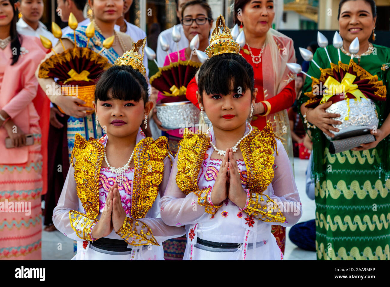 Les jeunes participent à une Novitiation/Shinbyu Cérémonie à la pagode Shwedagon, Yangon, Myanmar. Banque D'Images