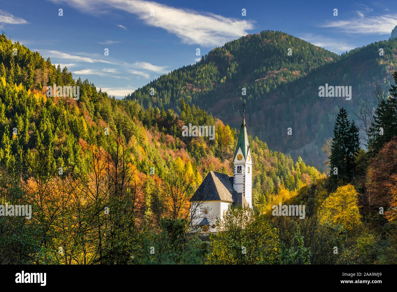 La couleur des feuilles d'automne et de l'église de Sainte Marie de la neige dans les Alpes de Kamnik à Cambrai, la Slovénie, l'Europe. Banque D'Images