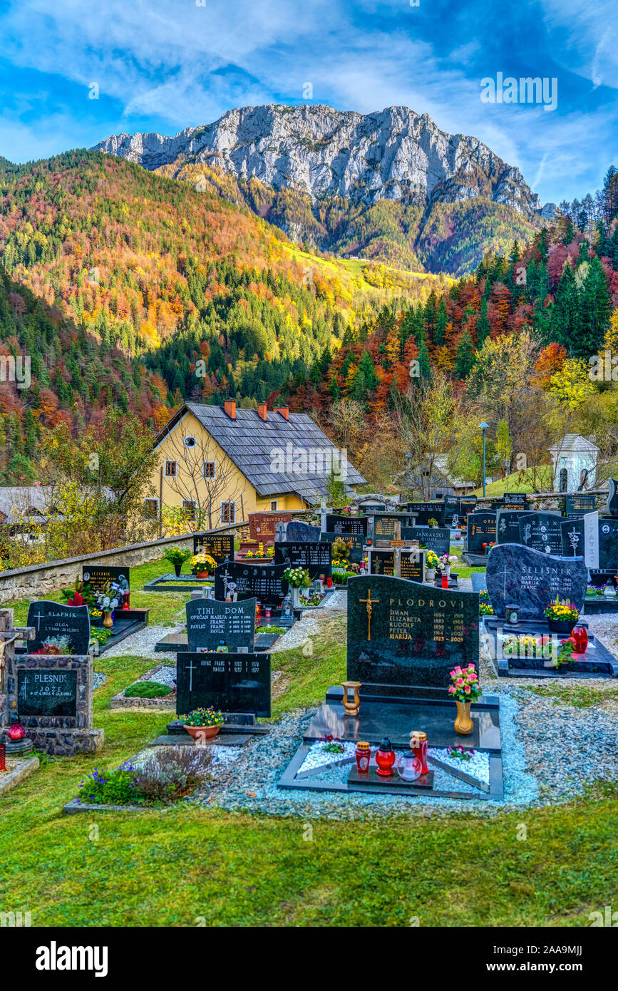 Le cimetière de l'église de Sainte Marie des neiges avec la couleur des feuilles d'automne à Cambrai, la Slovénie, l'Europe. Banque D'Images