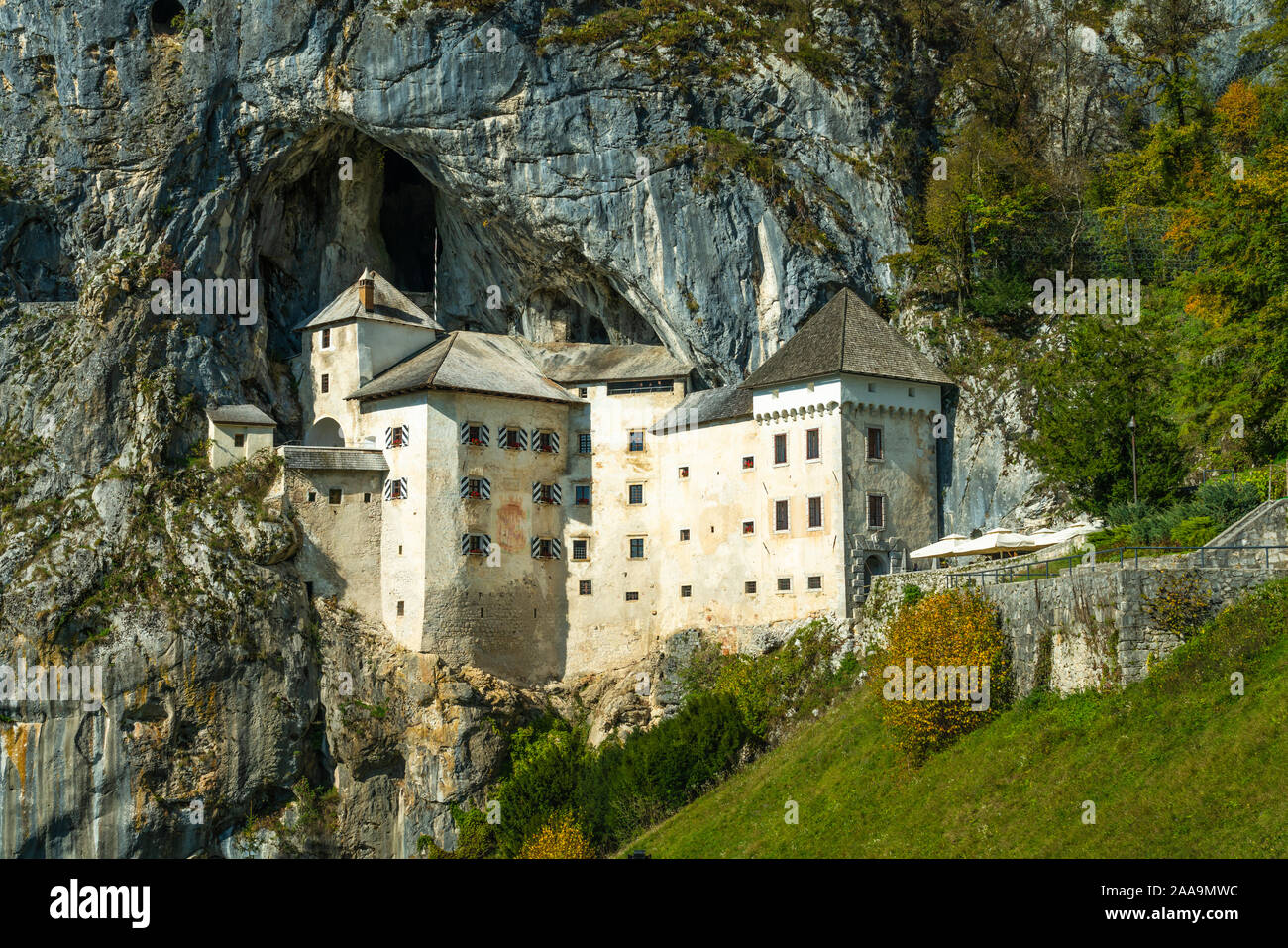 Le château de Predjama construit dans une grotte près de la ville de Postojna, Slovénie, Europe. Banque D'Images