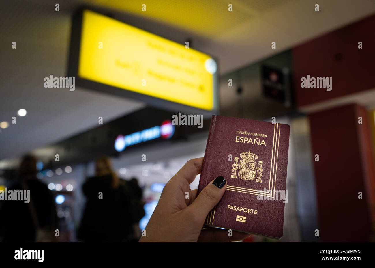 Portrait de femme tenant un passeport espagnol à l'aéroport. Banque D'Images