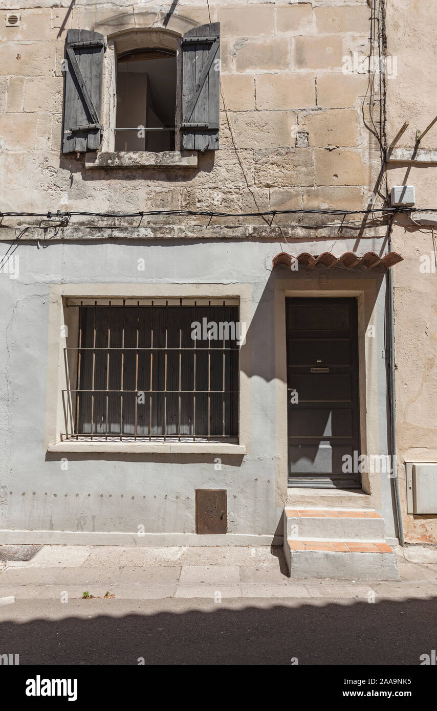 Chambre/dans une rue de la ville historique d'Arles, France. Banque D'Images