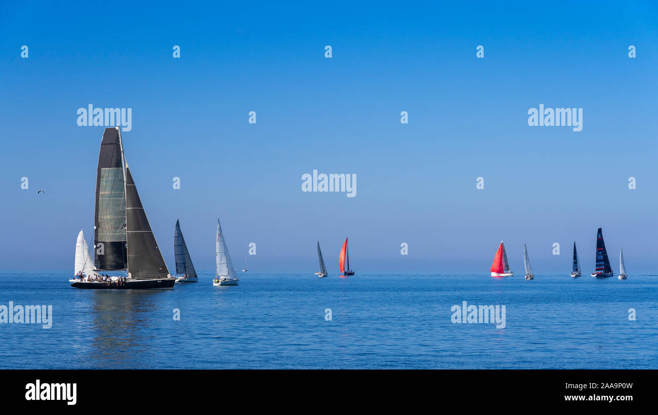 La voile récréative avec une variété de voiliers dans la mer Adriatique au large de la côte de Piran, Slovénie, Europe. Banque D'Images
