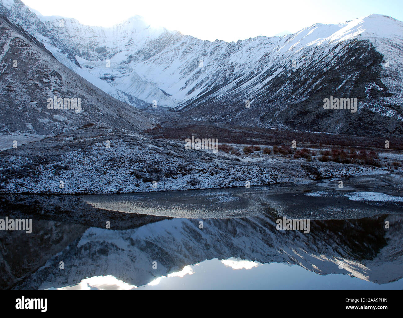 Un petit glacier est reflétée dans les eaux d'un lac de montagne dans les montagnes du Sichuan Daxueshan Banque D'Images