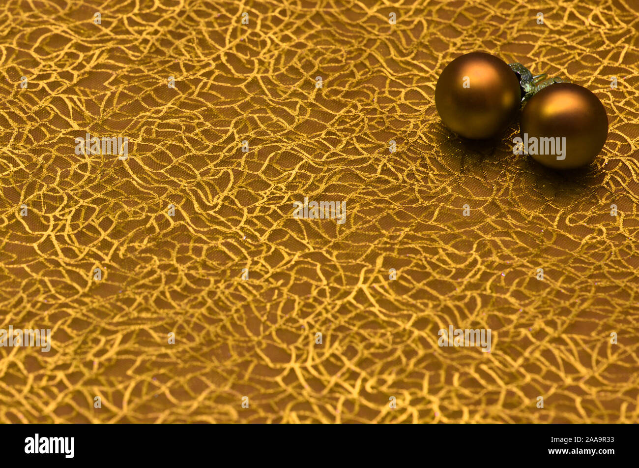 Arrière-plan de carte de Noël avec motif doré et deux boules de Noël d'or et de l'espace pour les propres souhaits Banque D'Images