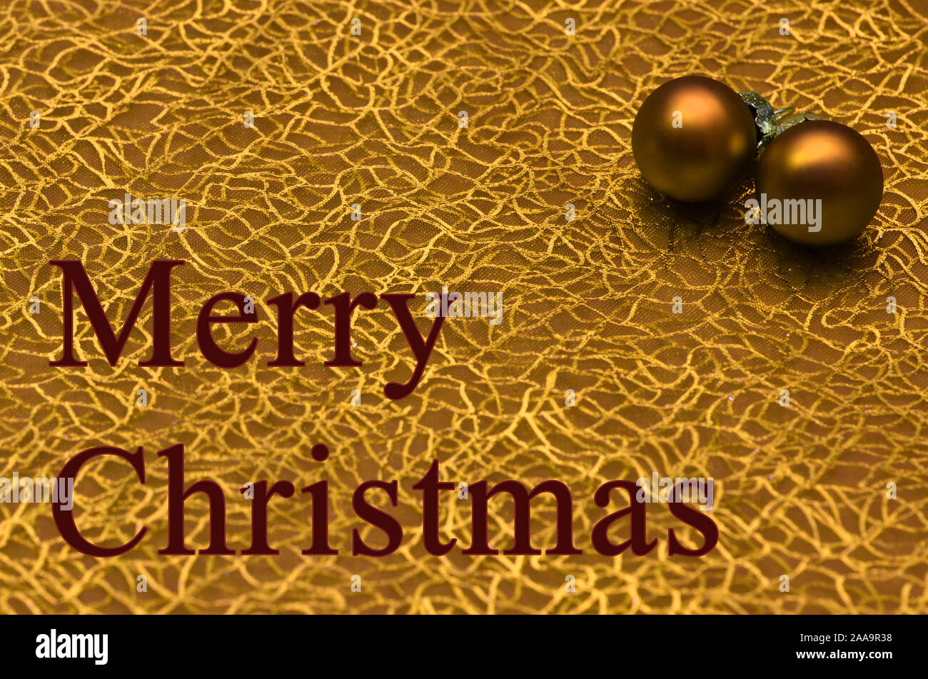 Carte de Noël avec motif doré, deux boules de Noël en or et le texte Joyeux Noël Banque D'Images