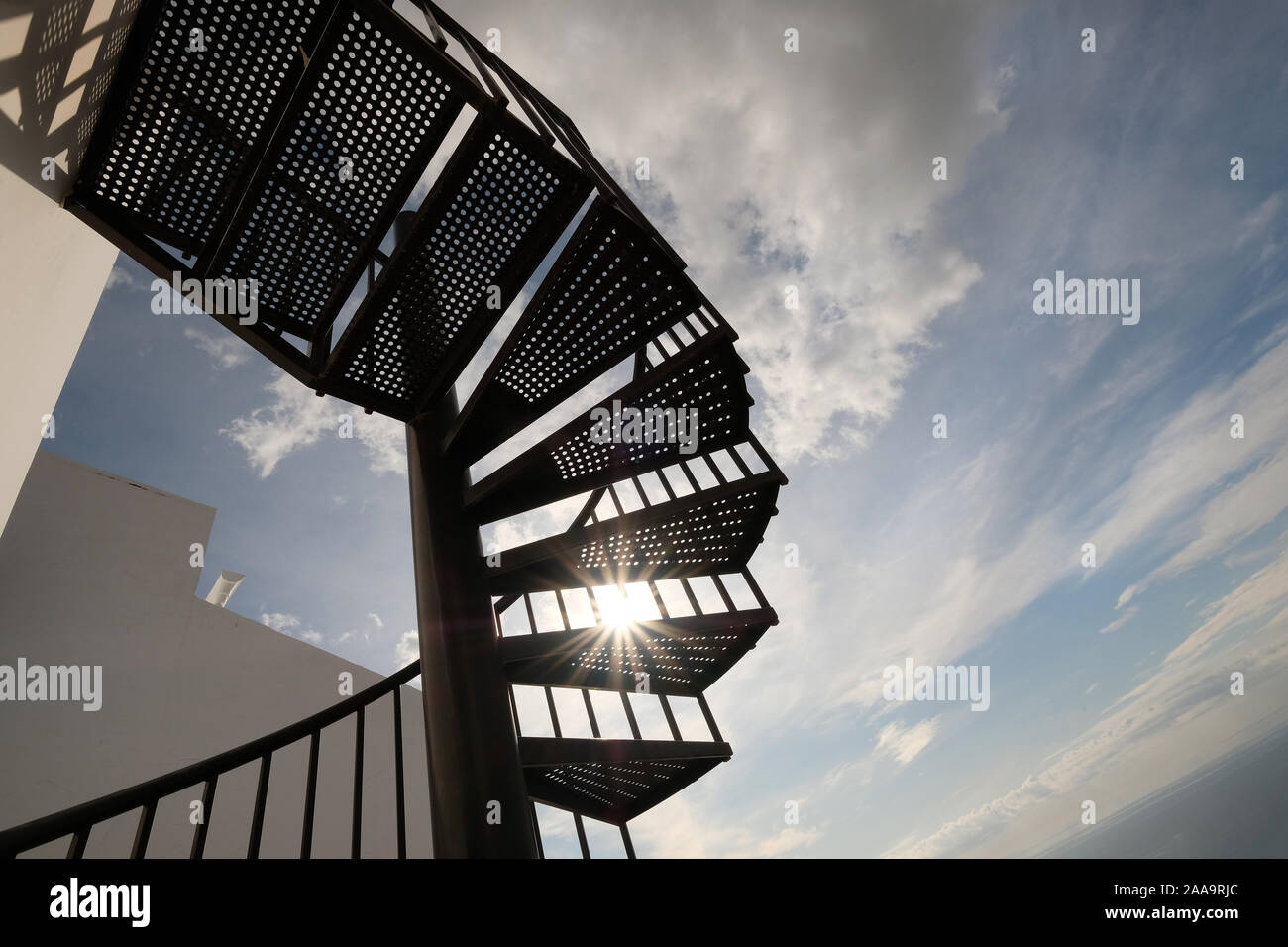 Escalier d'en bas contre le soleil et ciel nuage Banque D'Images