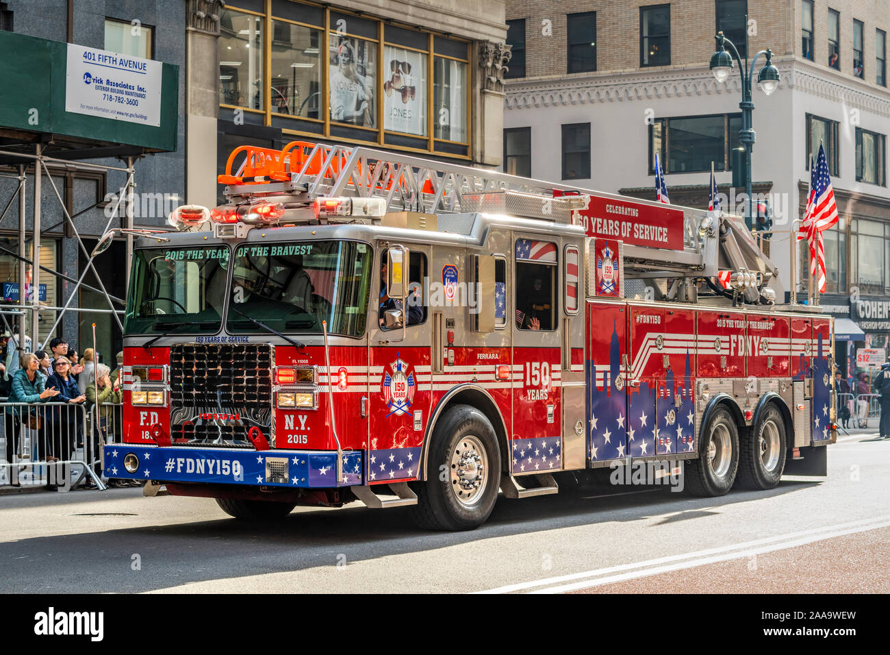 Camion échelle FDNY participant au Défilé des anciens combattants, la Cinquième Avenue, Manhattan, New York, USA Banque D'Images
