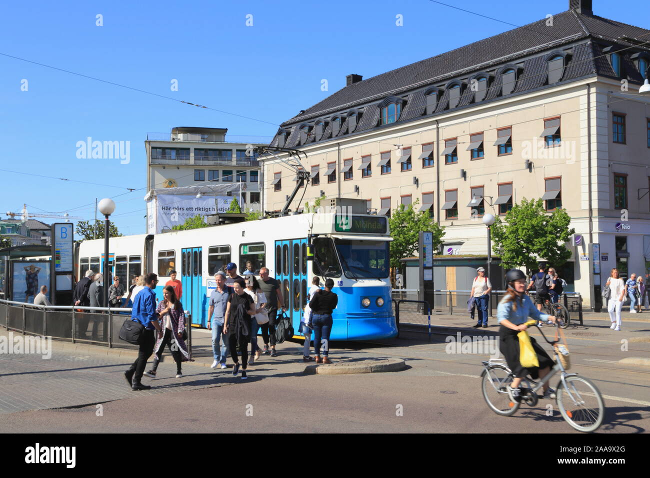 Les piétons, un cycliste et un tramway dans la ville de Göteborg en Suède, au cours de l'été. Banque D'Images
