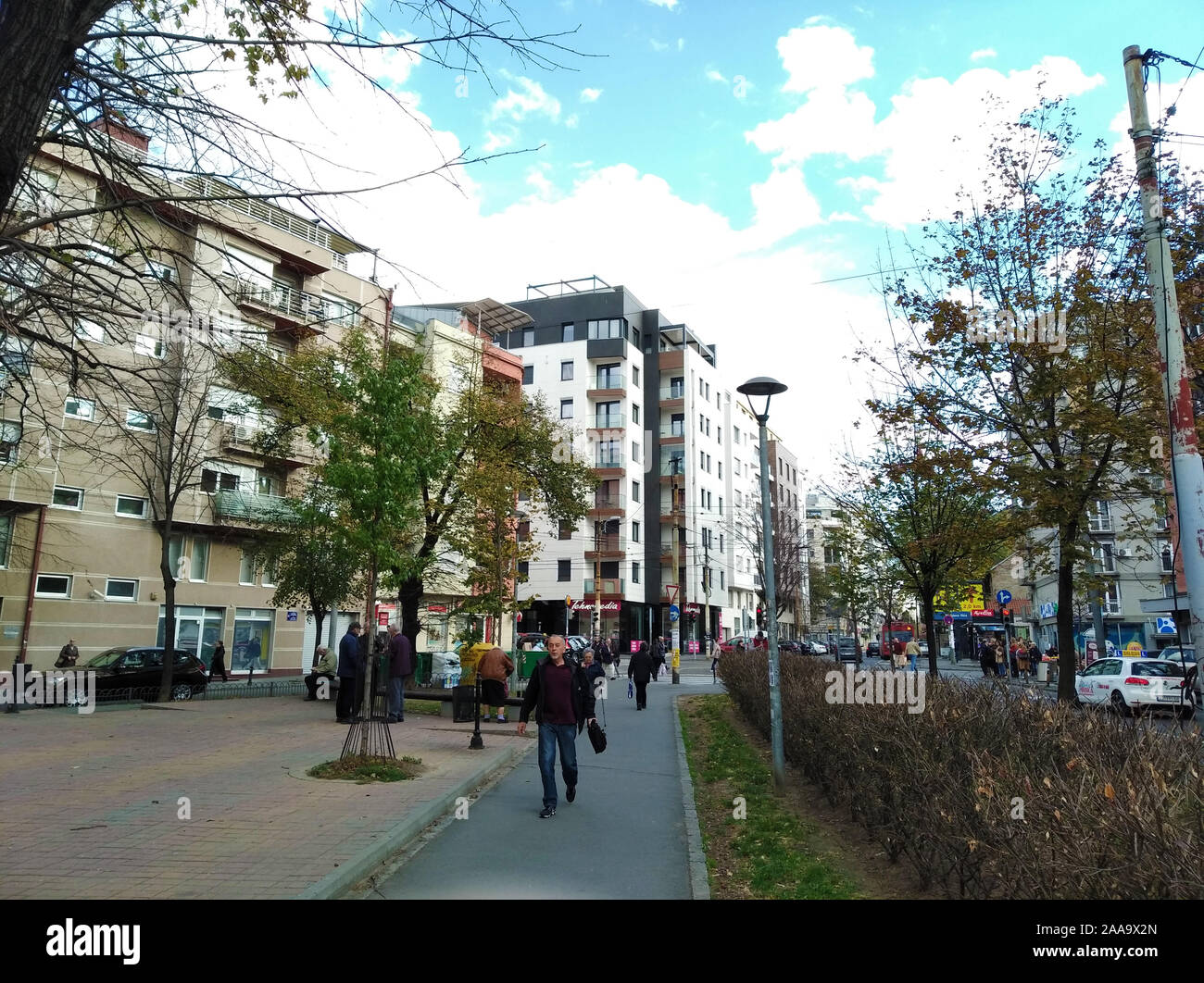 Crveni Krst, Vracar, Belgrade, Serbie - 18 novembre 2019 : place agrémentée d'arbres et de nouveaux bâtiments à côté Banque D'Images