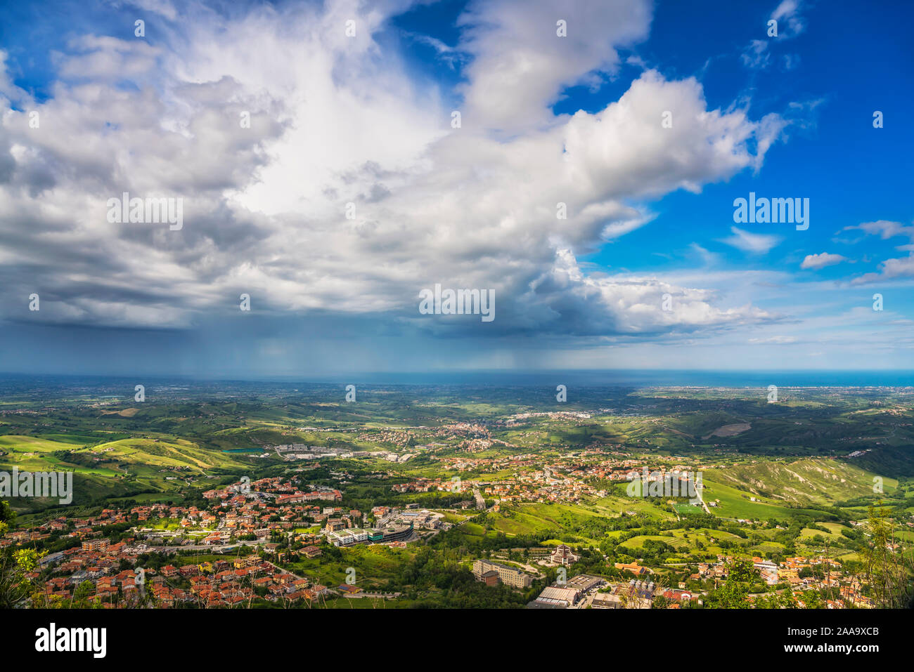 Vue panoramique de la côte romagnole ou Côte Romagnole de Saint-marin lors d'un orage. L'Italie célèbre plage en mer Adriatique. L'Italie. Banque D'Images