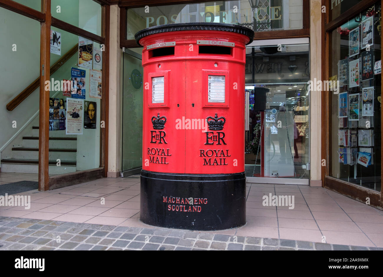 Boîte postale à l'extérieur du bureau de poste Royal Gibraltar, 104, rue Main, Gibraltar GX11 1 AA Banque D'Images