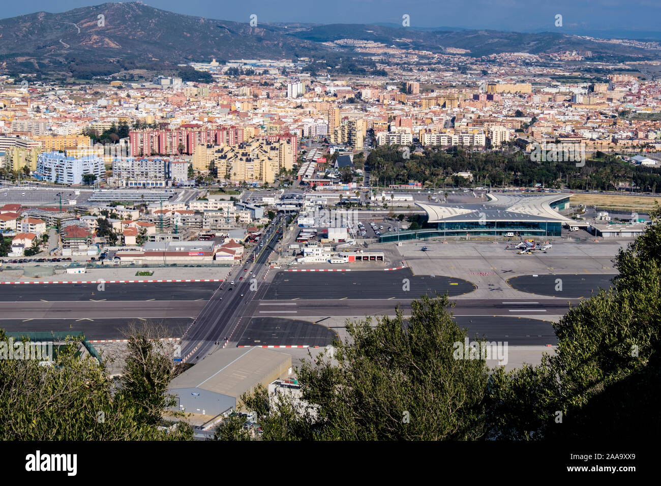 L'avenue Winston Churchill traverse la piste de l'aéroport de Gibraltar, en regardant la frontière de l'autre côté de la route au contrôle frontalier vers l'Espagne / la Linea. Banque D'Images