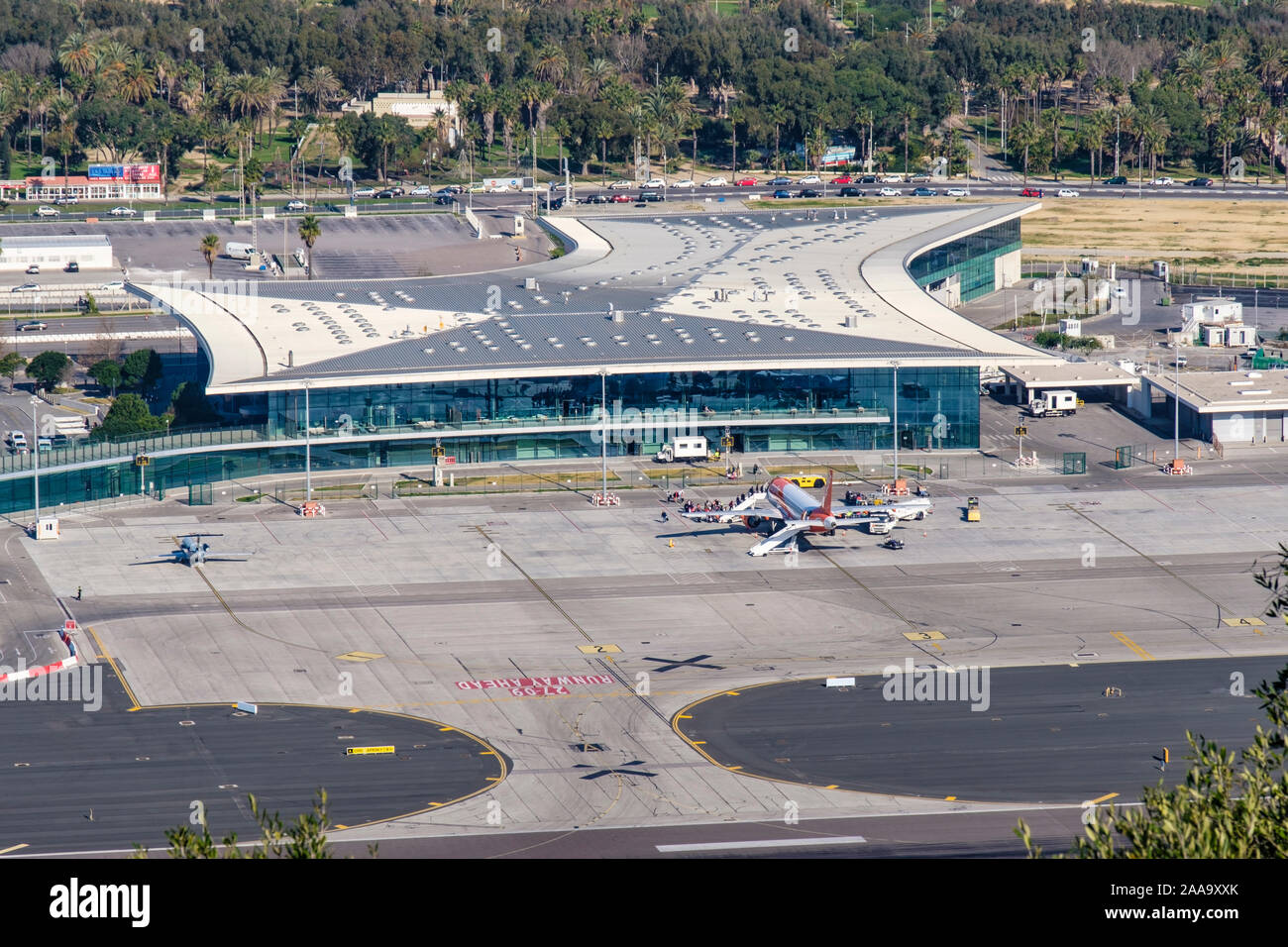 Aéroport de Gibraltar avec un vol EasyJet sur le tablier avec la piste en premier plan. La frontière espagnole avec la Linea est en arrière-plan Banque D'Images