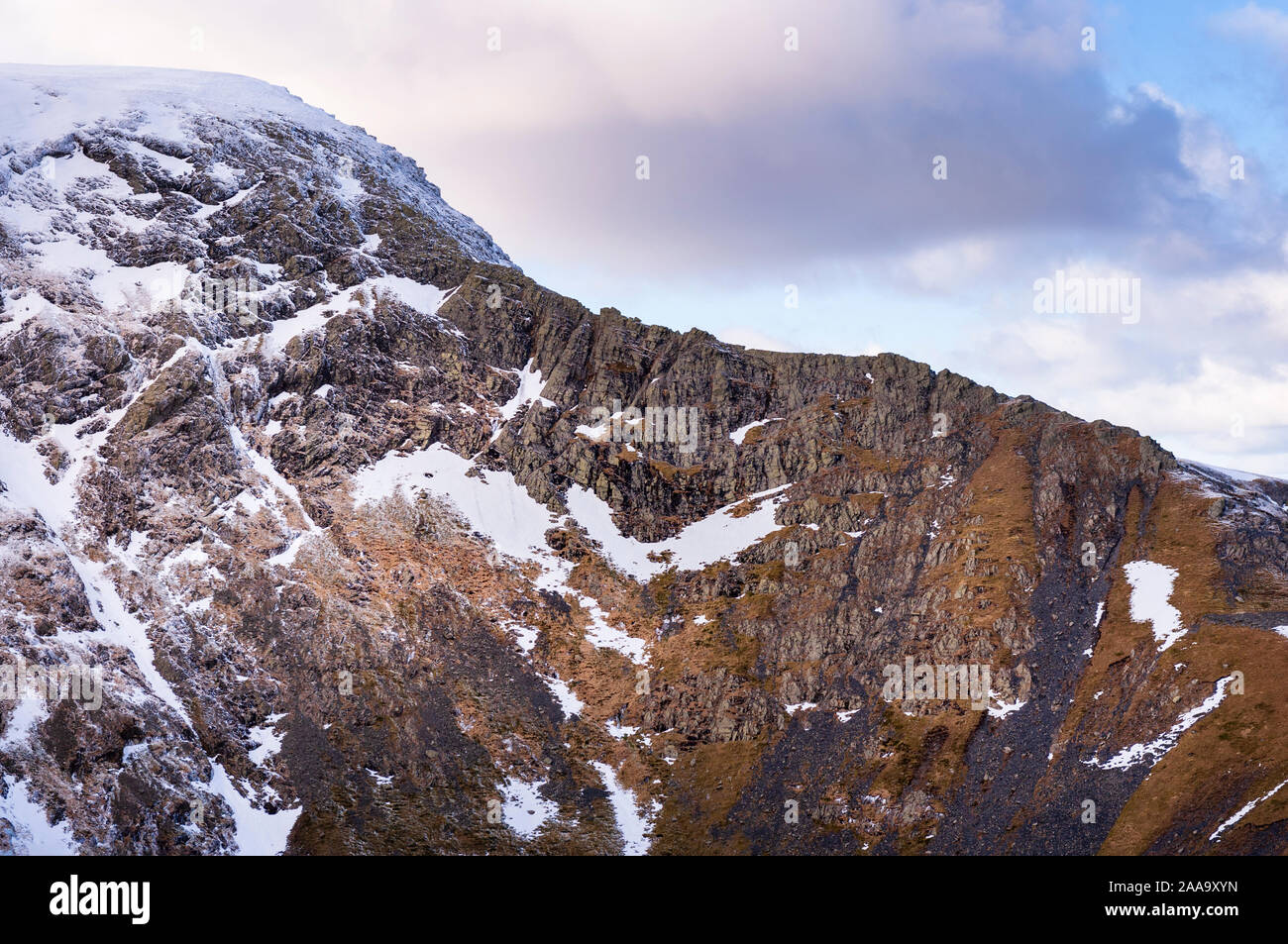 Lake District paysage de montagne tranchant dans la glace et la neige de l'hiver est tombé sur des échelles Blencathra un des Nord-est de Lakeland Fells Banque D'Images