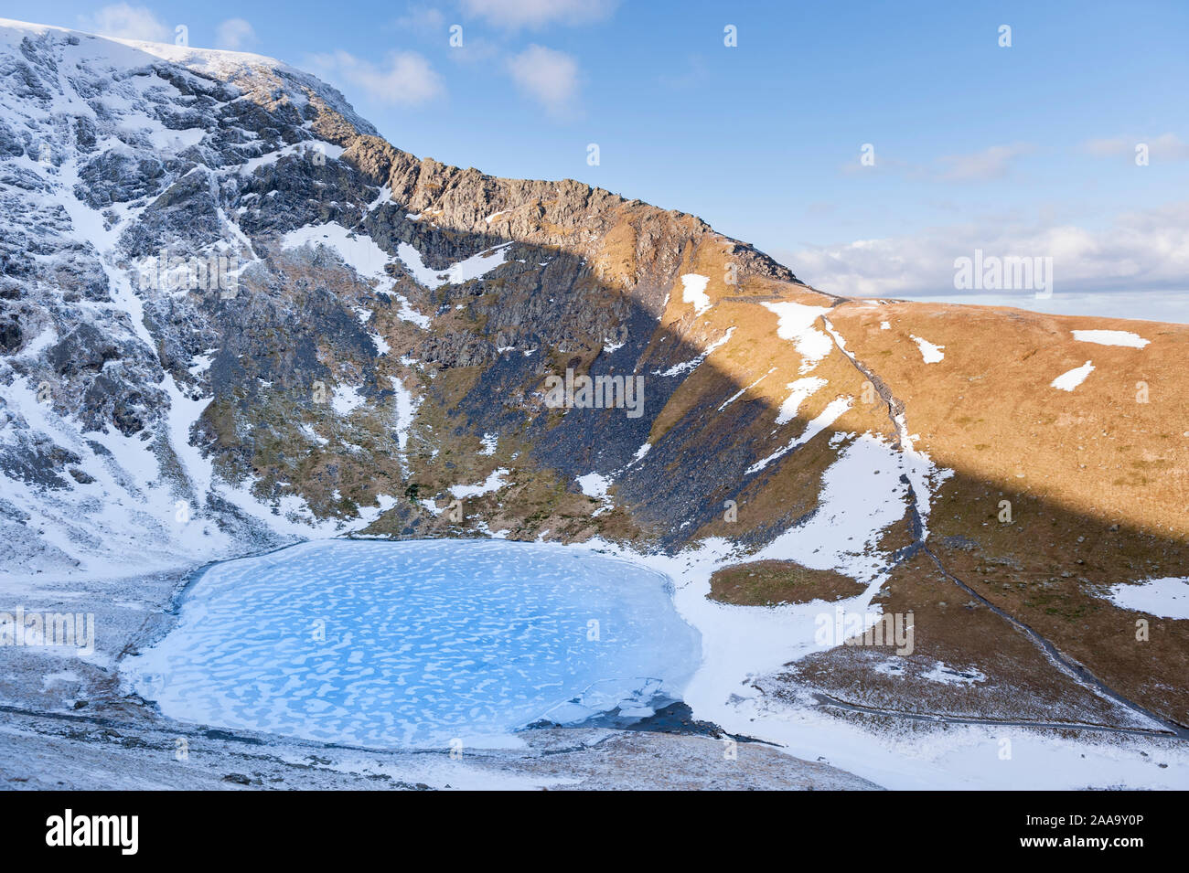 Lake District paysage de montagne tranchant dans la glace et neige de l'hiver au-dessus des échelles congelé sur Tarn Blencathra un Nord-Est est tombé Lakeland Banque D'Images