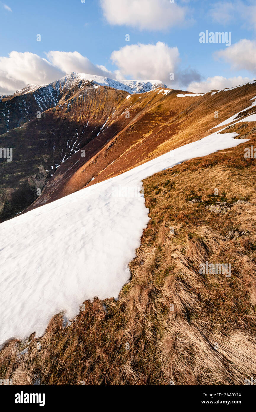 Paysage de montagne Hiver Lake District est tombé des échelles menant à sommet couvert de neige de Blencathra / Saddleback un des Lakeland Fells dans Cumbria Banque D'Images