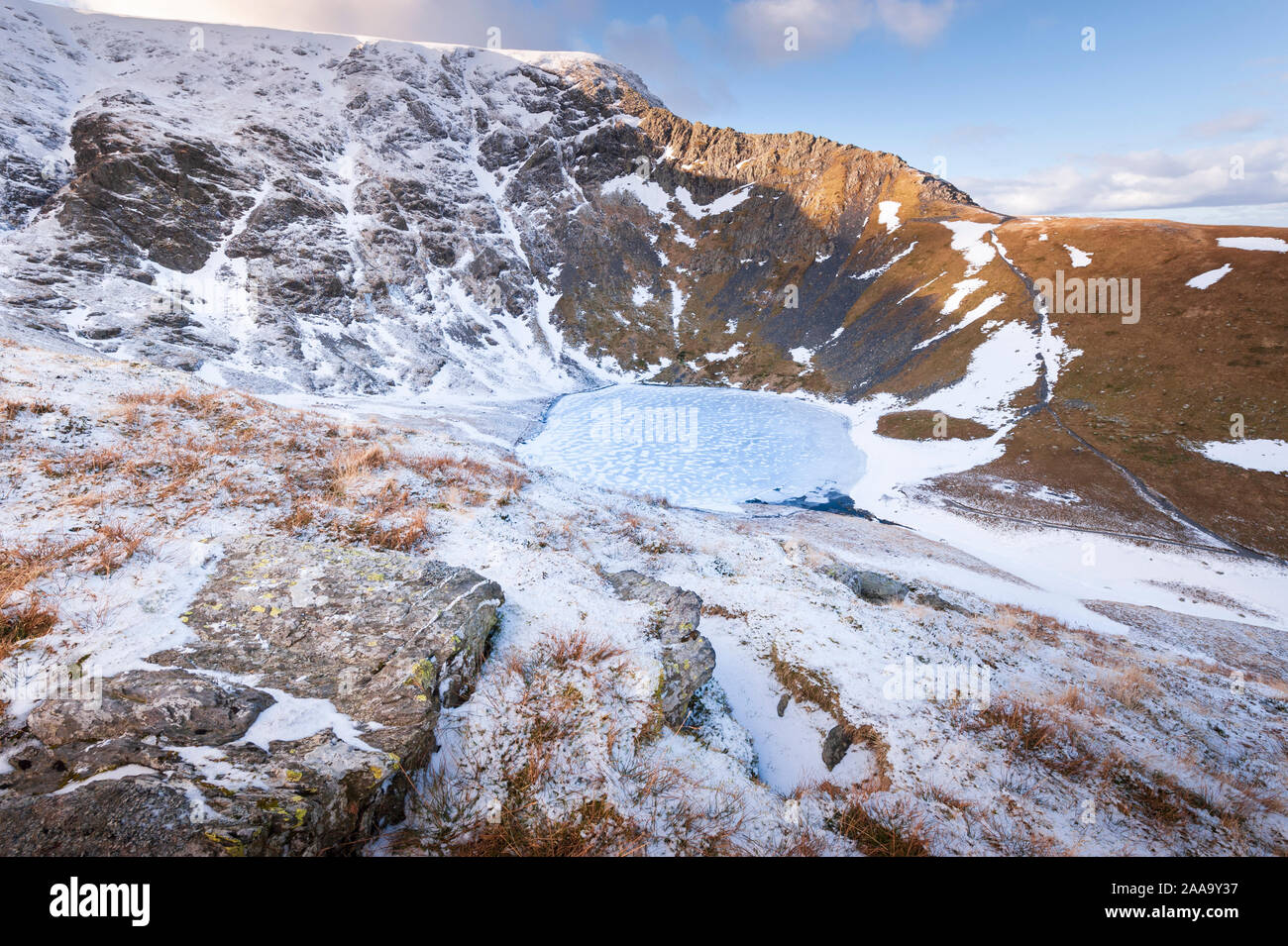 Lake District paysage de montagne tranchant dans la glace et neige de l'hiver au-dessus des échelles congelé sur Tarn Blencathra un Nord-Est est tombé Lakeland Banque D'Images
