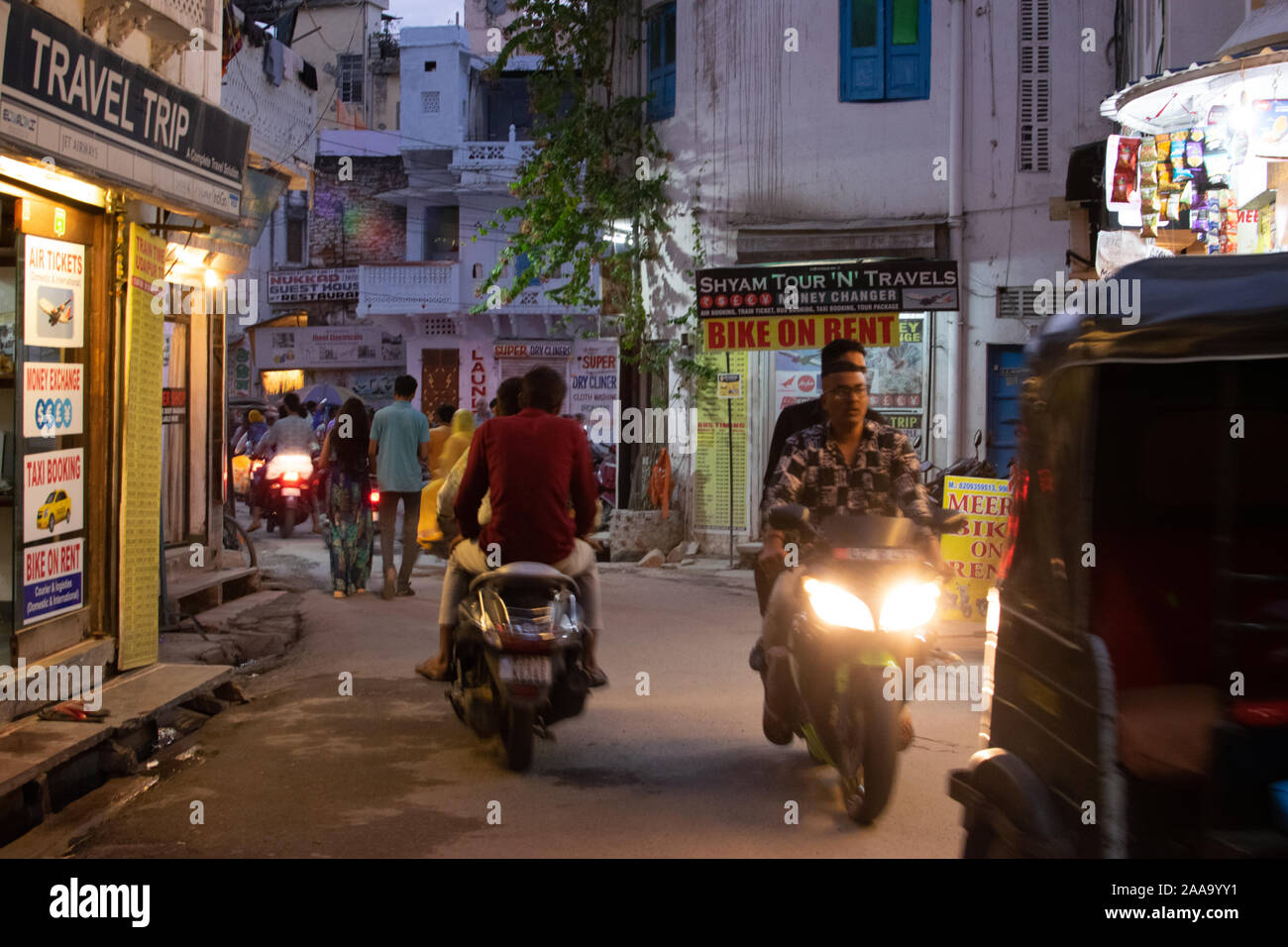 Beaucoup de motos et de personnes dans les rues étroites de la vieille ville. Banque D'Images