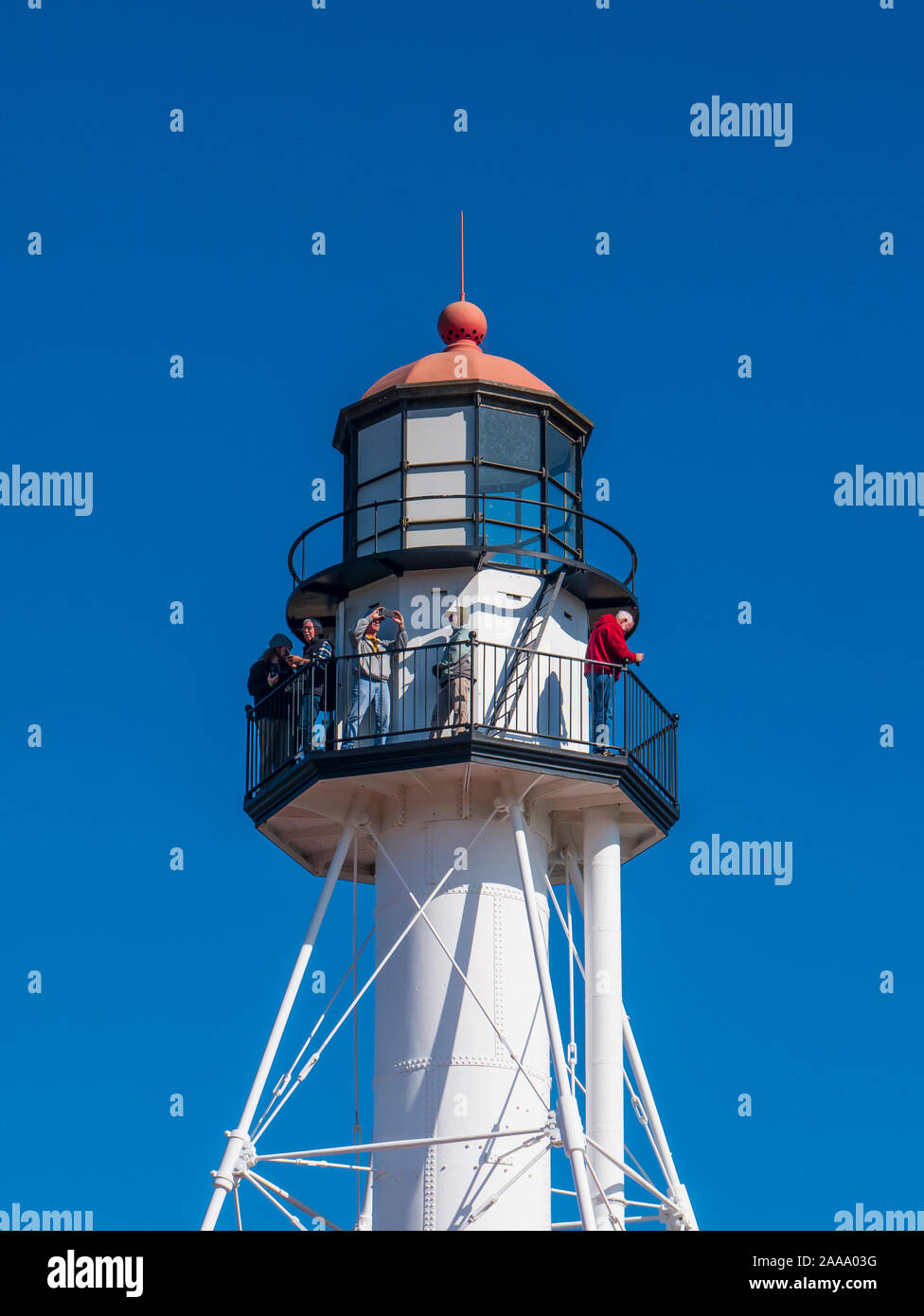 Les visiteurs sur le dessus de Whitefish Point Lighthouse, Great Lakes Shipwreck Museum, Paradise, partie supérieure de la péninsule, au Michigan. Banque D'Images