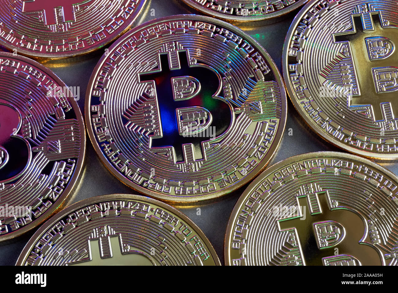 Modèle de Bitcoin monnaie blockchain crypto golden coins avec lumière colorée Banque D'Images