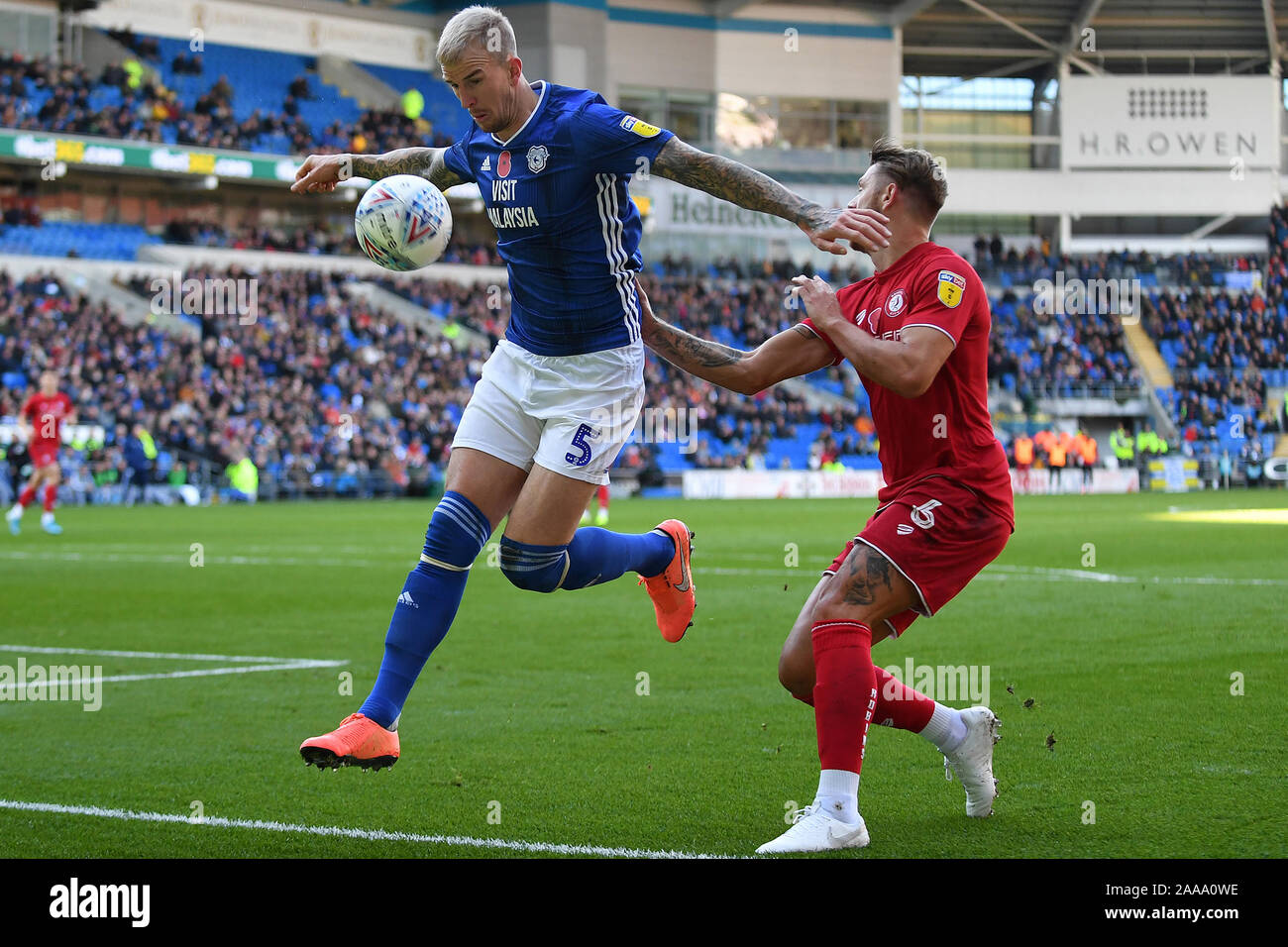 Aden Silex de Cardiff City et Nathan Baker de Bristol City en action - Cardiff City v Bristol City, Sky Bet Championship, Cardiff City Stadium, Cardiff, Royaume-Uni - 10 novembre 2019 Editorial N'utilisez que des restrictions s'appliquent - DataCo Banque D'Images