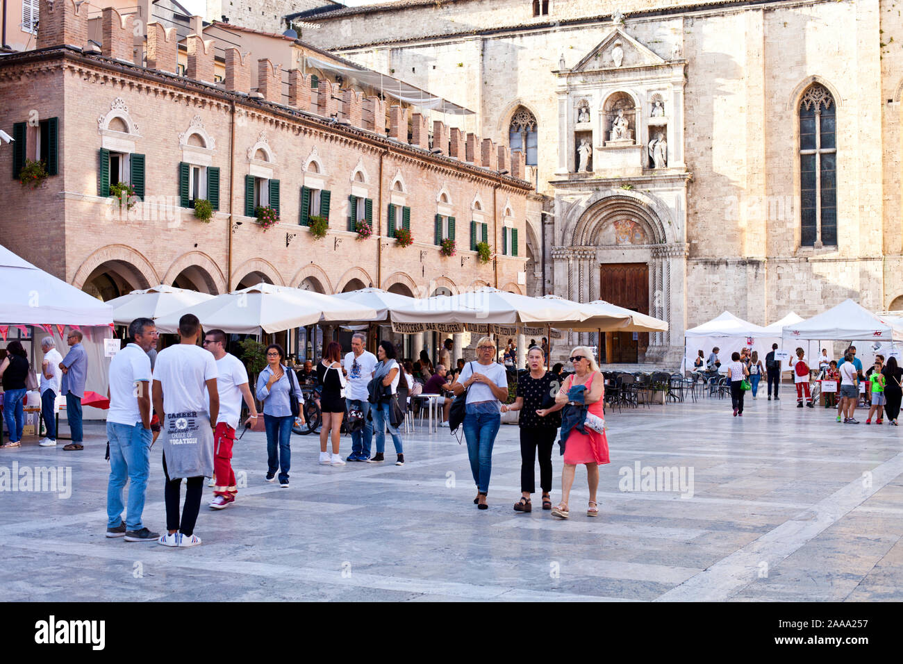 Ascoli Piceno, Italie - 9 septembre 2019 : les personnes bénéficiant de jour heureux et de l'alimentation au restaurant en plein air et de repos. Banque D'Images