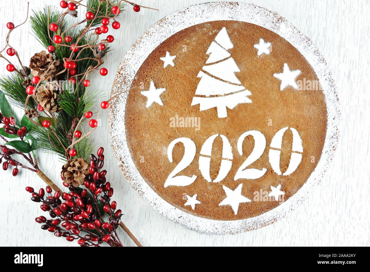 Gâteau du nouvel an grec pour 2020 et pin artificiel et baies rouges bois Banque D'Images