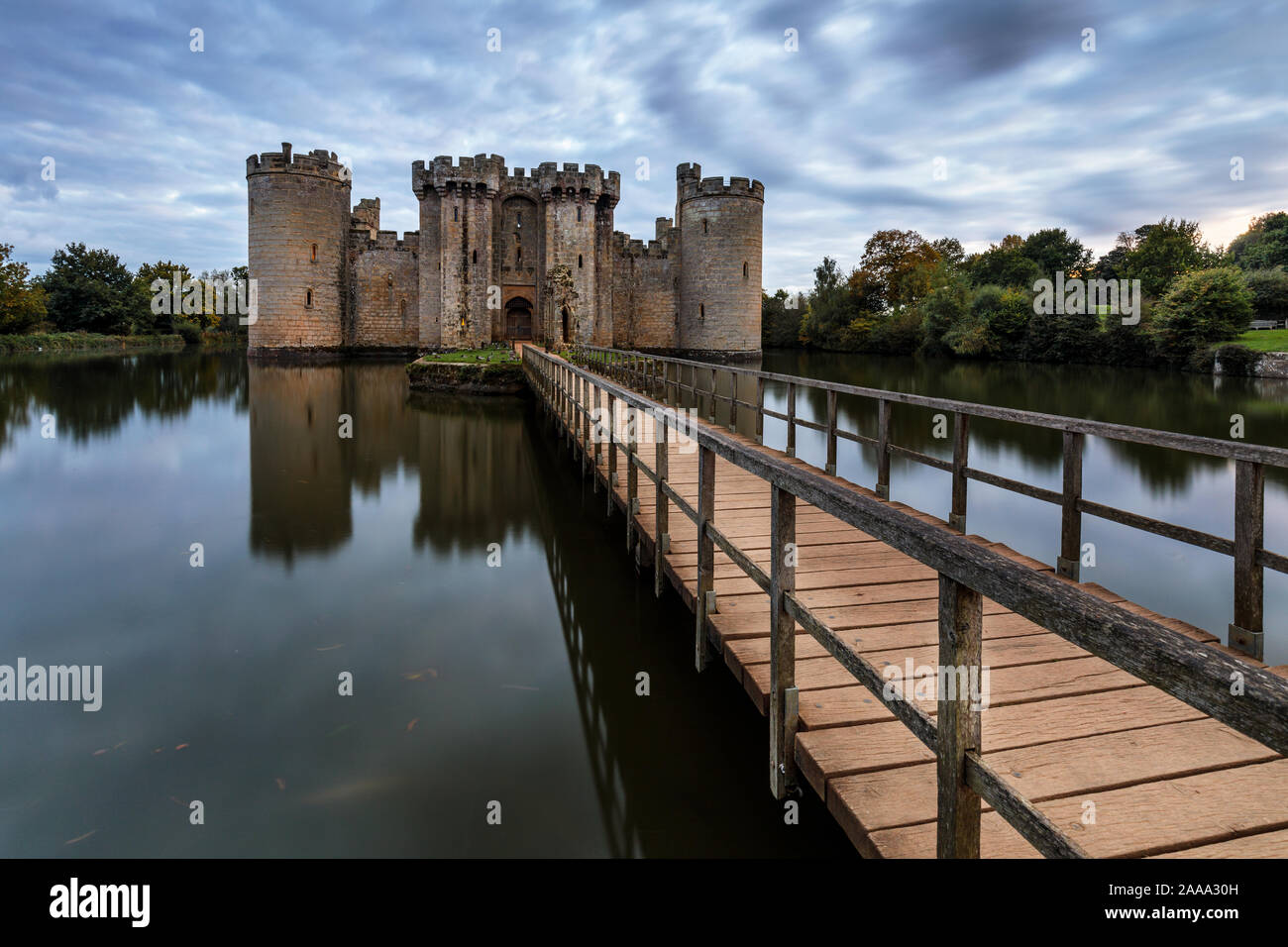Château de Bodiam en automne. Un château fort du 14ème siècle dans l'East Sussex, Angleterre au crépuscule. Banque D'Images