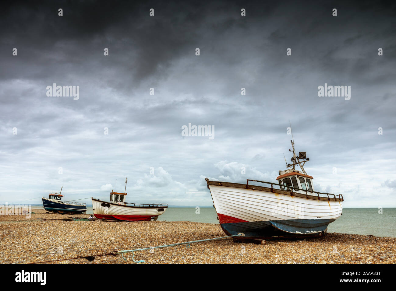 Bateaux de pêche sur la plage de galets à Dungeness, Kent, UK Banque D'Images