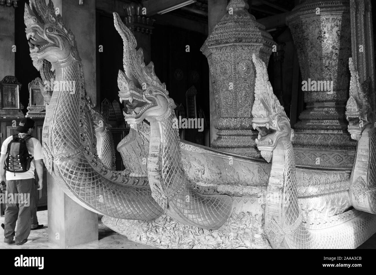 Laos : les serpents d'or sont les gardiens de la monastère bouddhiste 'Wat Xieng' dans l'ancienne capitale royale Luang Brabang Banque D'Images